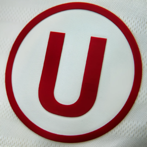 Logo de la U en superficie de tela crema